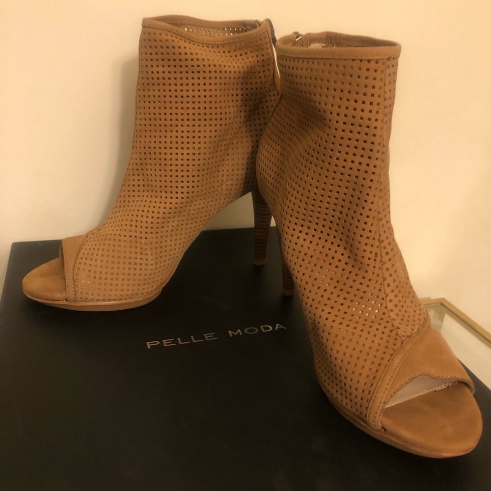 Tan open toed heeled bootie